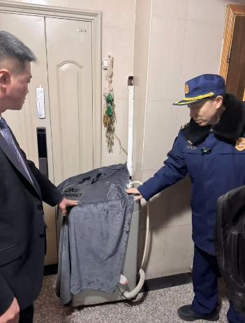在家门口 北京海淀消防夜查清理住宅疏散通道j9国际自行车拴消火栓前 洗衣机、购物车摆(图2)