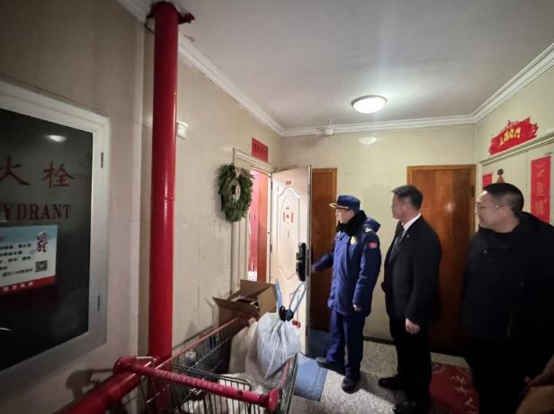 在家门口 北京海淀消防夜查清理住宅疏散通道j9国际自行车拴消火栓前 洗衣机、购物