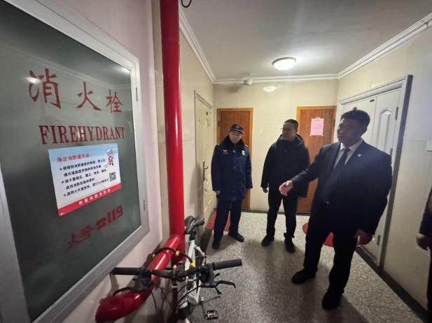 在家门口 北京海淀消防夜查清理住宅疏散通道j9国际自行车拴消火栓前 洗衣机、购物车摆(图4)